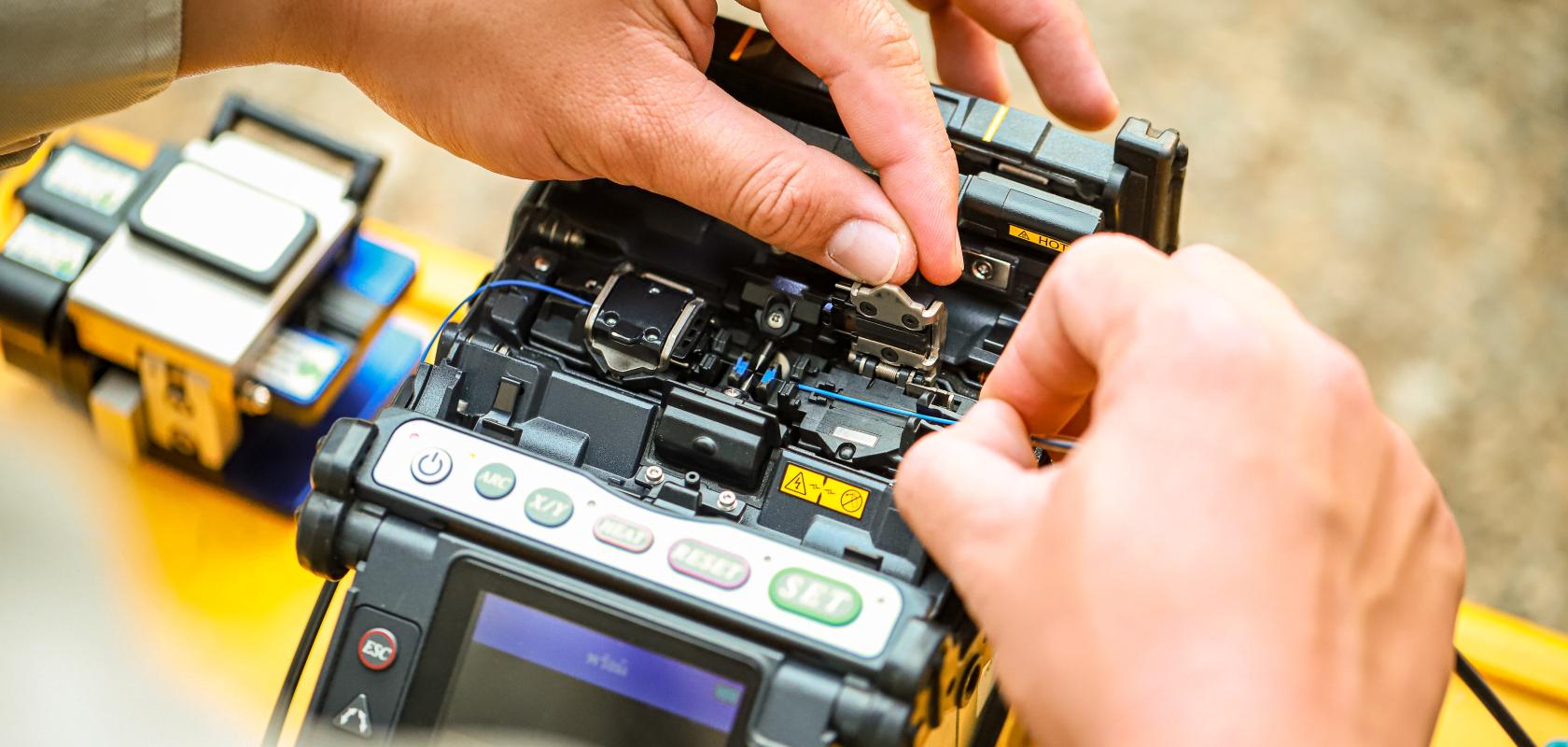 Engineer splicing fibres